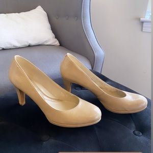 Nude Naturalizer size 9 pumps.